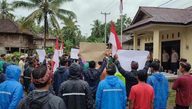 Warga Inhu Demo di Mapolres Tuntut Penangkapan Dalang Penyerangan Karyawan Sawit Warga Inhu Demo di Mapolres Tuntut Penangkapan Dalang Penyerangan Karyawan Sawit