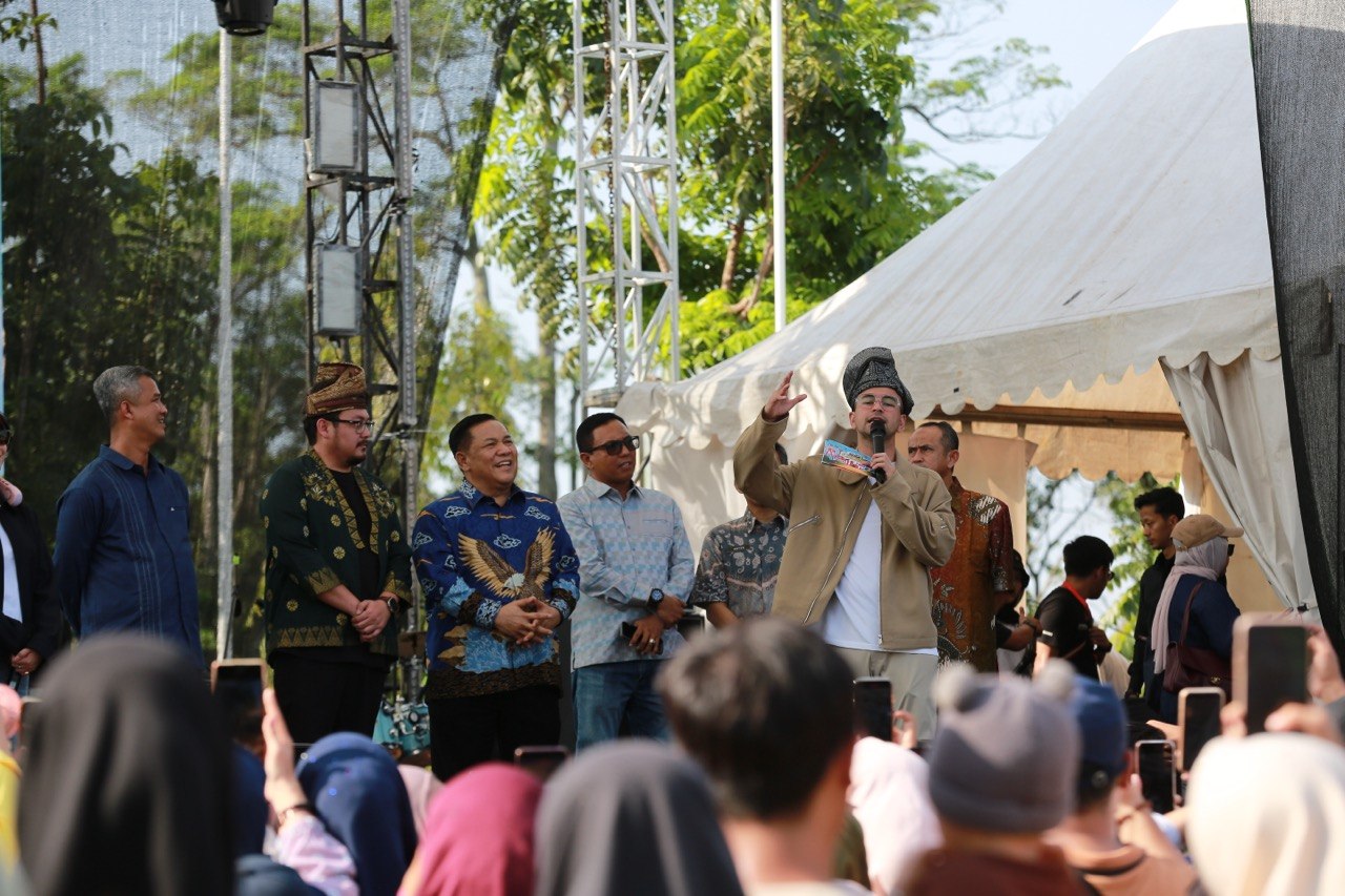 Raffi Ahmad Kagumi Keramahan Warga dan Budaya Melayu di Pekanbaru Raffi Ahmad Kagumi Keramahan Warga dan Budaya Melayu di Pekanbaru