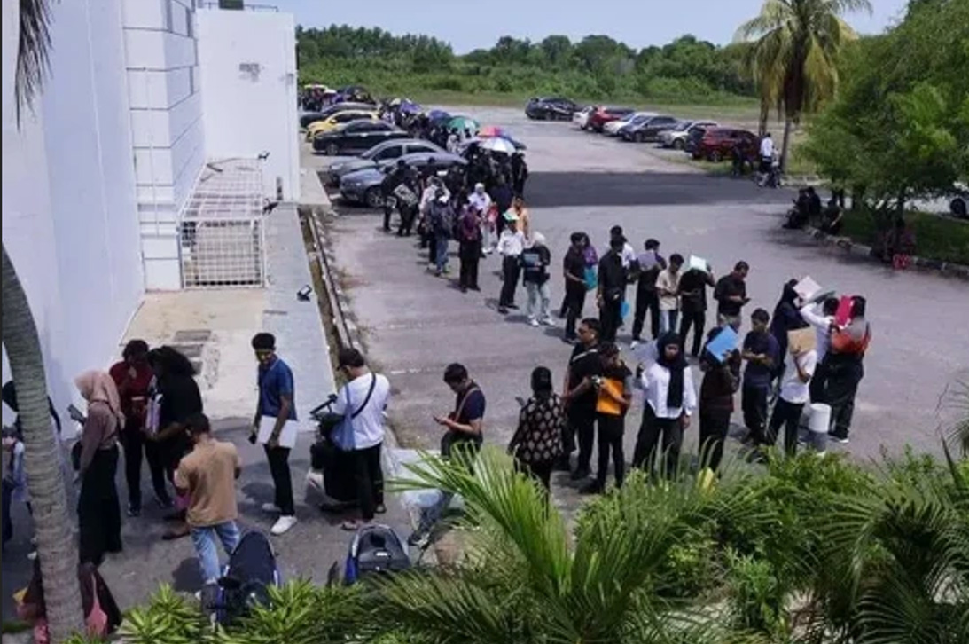 Ribuan Warga Malaysia Antre 2 Km demi Lowongan Kerja Bergaji Rp 15 Juta per Bulan Ribuan Warga Malaysia Antre 2 Km demi Lowongan Kerja Bergaji Rp 15 Juta per Bulan