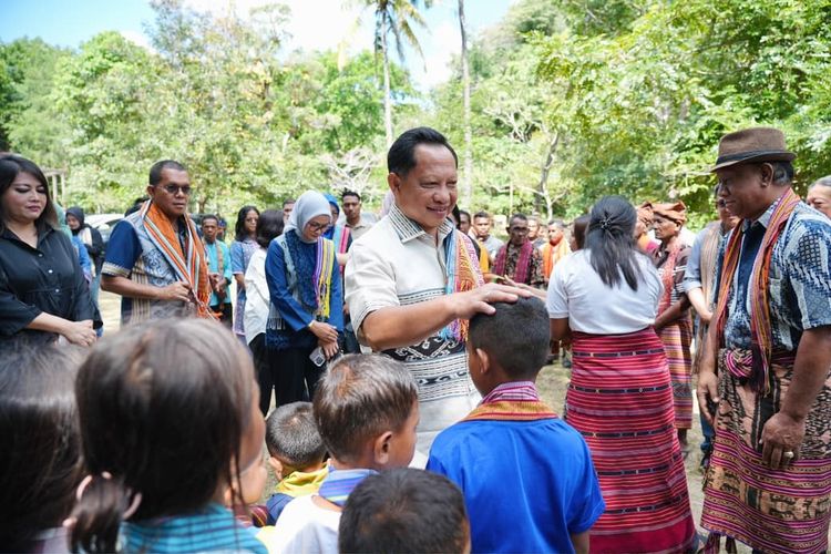 Mendagri Tito Karnavian Apresiasi Desa Adat Matabesi, Dorong Pengembangan Wisata Budaya di Belu Mendagri Tito Karnavian Apresiasi Desa Adat Matabesi, Dorong Pengembangan Wisata Budaya di Belu