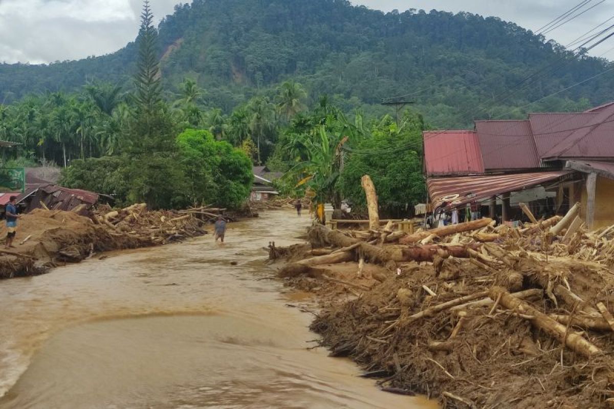 Kemenhut Fokus Pulihkan Kawasan Hulu Sungai untuk Kurangi Risiko Banjir dan Longsor Kemenhut Fokus Pulihkan Kawasan Hulu Sungai untuk Kurangi Risiko Banjir dan Longsor