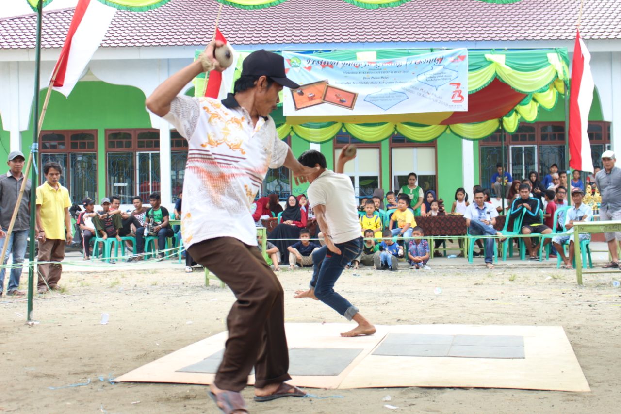 Gasing Tradisional Kembali Bergema, Mahasiswa KUKERTA UNRI Sialang Dua Dahan Gelar Turnamen Budaya