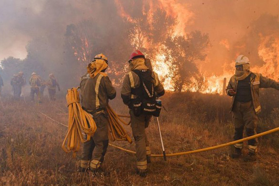 Kebakaran Hutan Meluas di Spanyol dan Perancis, Puluhan Ribu Warga Dievakuasi Kebakaran Hutan Meluas di Spanyol dan Perancis, Puluhan Ribu Warga Dievakuasi