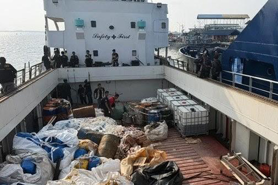 Kapal Bawa 2,6 Ton Narkotika Cair, Petugas Juga Temukan 1,57 Juta Rokok Ilegal Kapal Bawa 2,6 Ton Narkotika Cair, Petugas Juga Temukan 1,57 Juta Rokok Ilegal