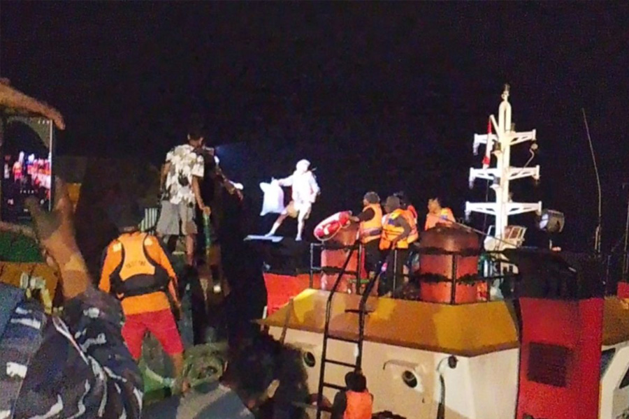 Delapan Korban Kapal LCT Tenggelam di Perairan Puriri Ditemukan Selamat