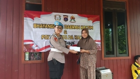 Polwan dan Bhayangkari Kaltim Salurkan Bansos untuk Pekerja Karet di Lamaru