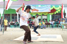 Gasing Tradisional Kembali Bergema, Mahasiswa KUKERTA UNRI Sialang Dua Dahan Gelar Turnamen Budaya